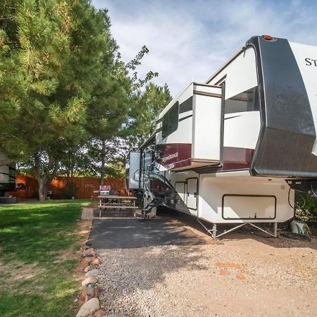 Outdoor Glamping Large 5Th Wheel Setup Ok4A Moab Exterior photo