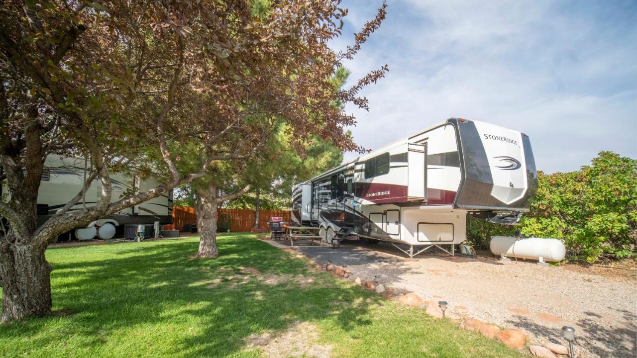 Outdoor Glamping Large 5Th Wheel Setup Ok4A Moab Exterior photo