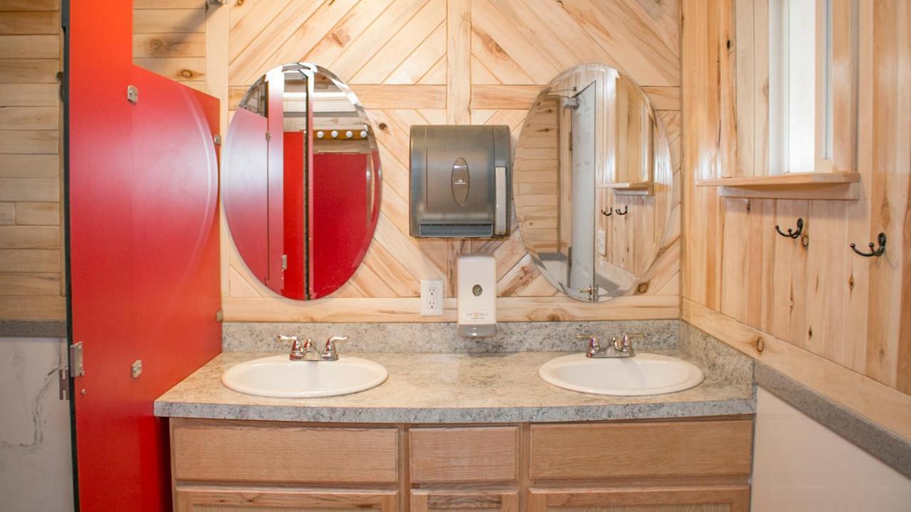 Outdoor Glamping Large 5Th Wheel Setup Ok4A Moab Exterior photo