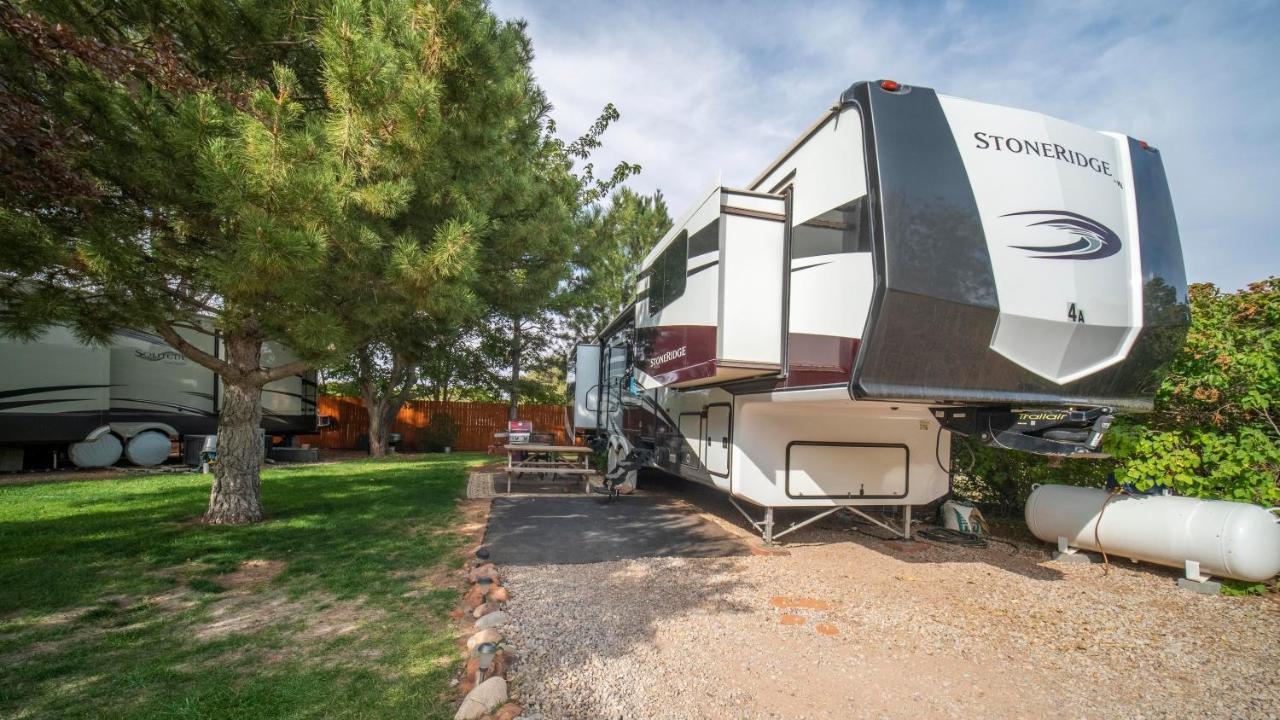 Outdoor Glamping Large 5Th Wheel Setup Ok4A Moab Exterior photo