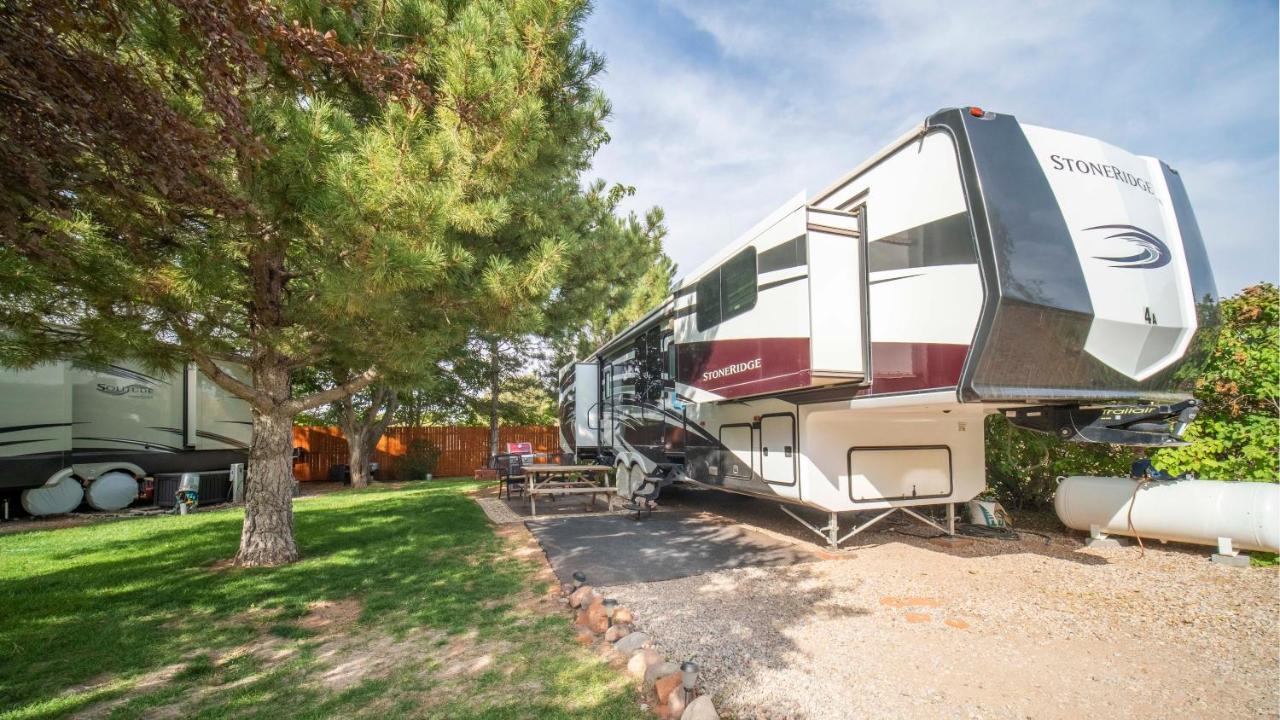 Outdoor Glamping Large 5Th Wheel Setup Ok4A Moab Exterior photo