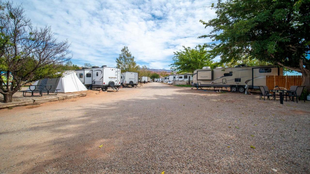 Outdoor Glamping Large 5Th Wheel Setup Ok4A Moab Exterior photo