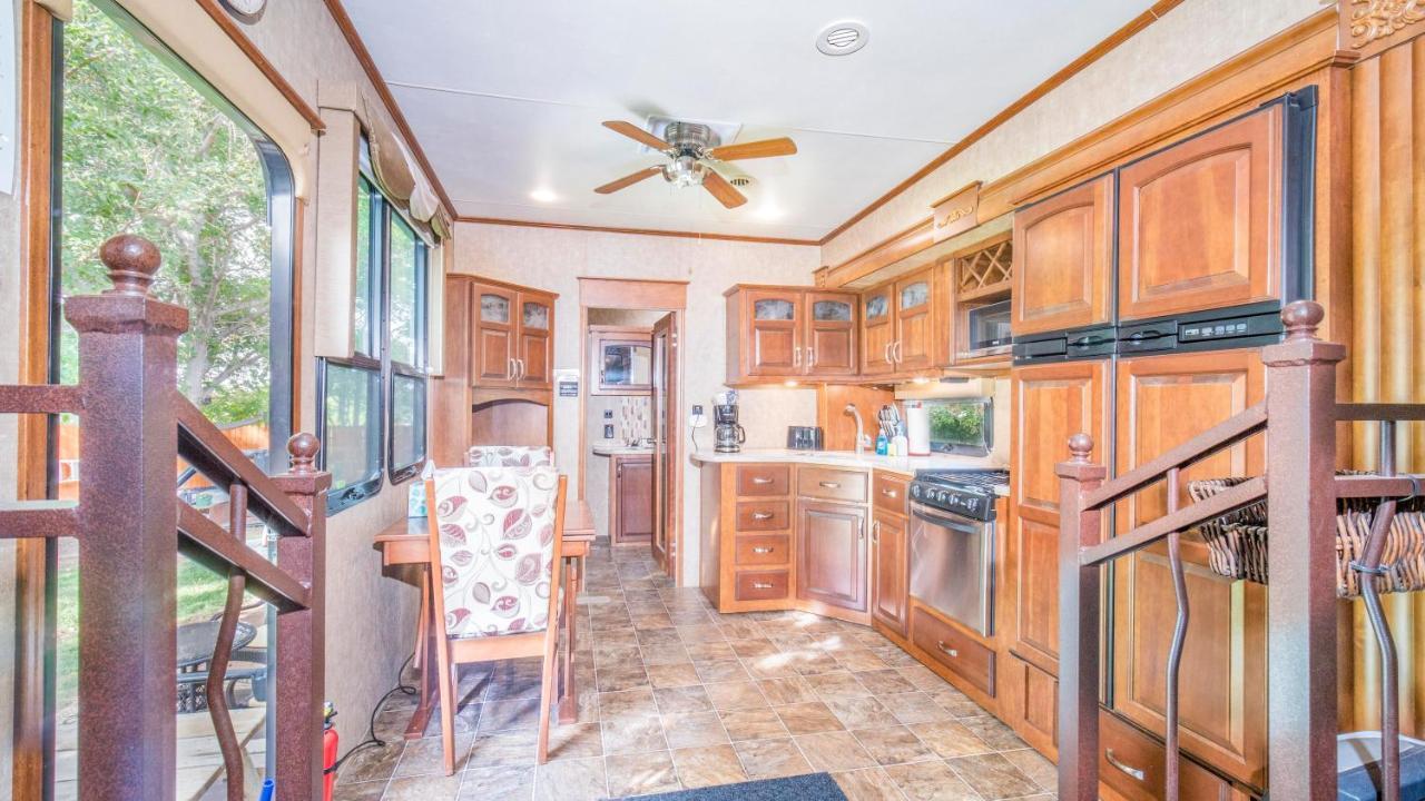 Outdoor Glamping Large 5Th Wheel Setup Ok4A Moab Exterior photo
