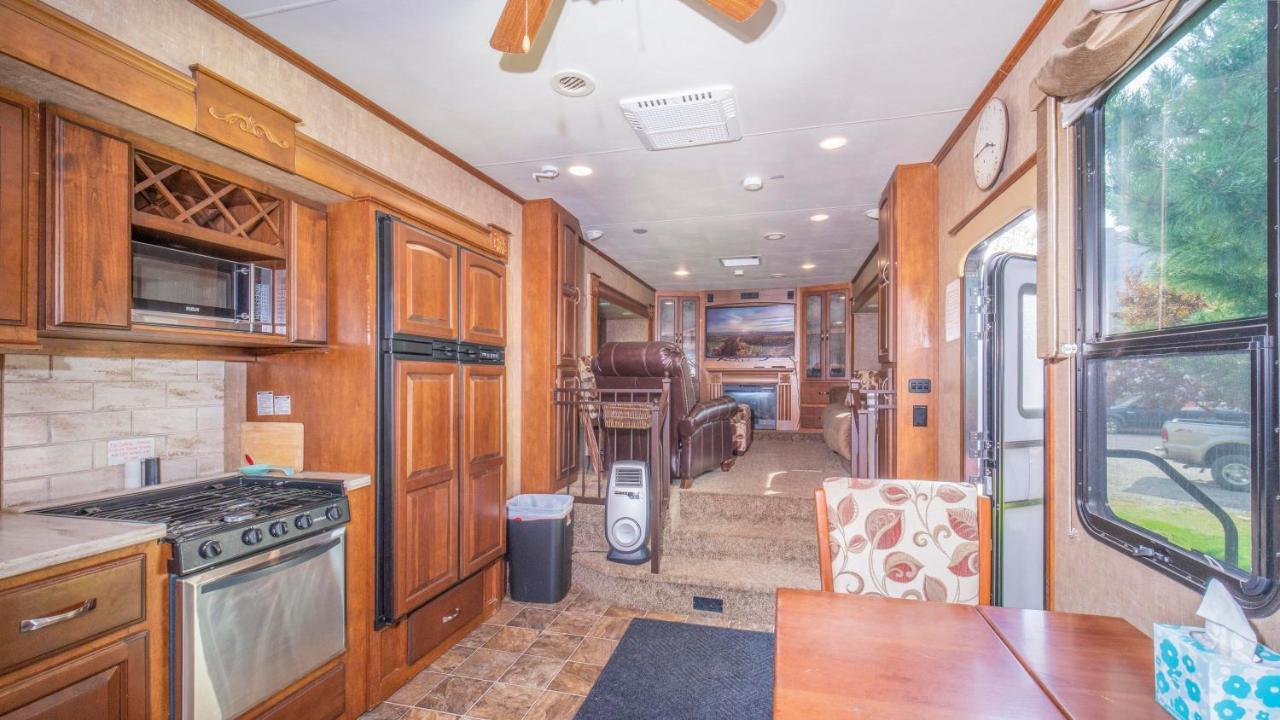 Outdoor Glamping Large 5Th Wheel Setup Ok4A Moab Exterior photo