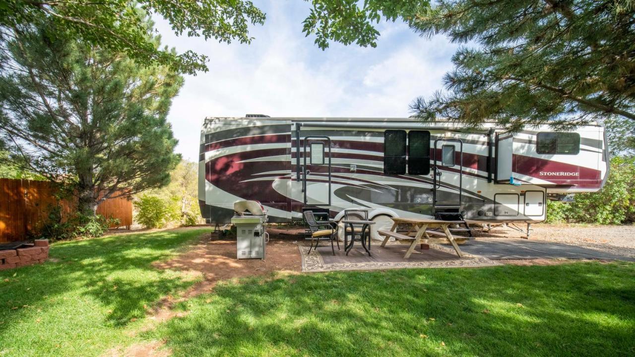 Outdoor Glamping Large 5Th Wheel Setup Ok4A Moab Exterior photo