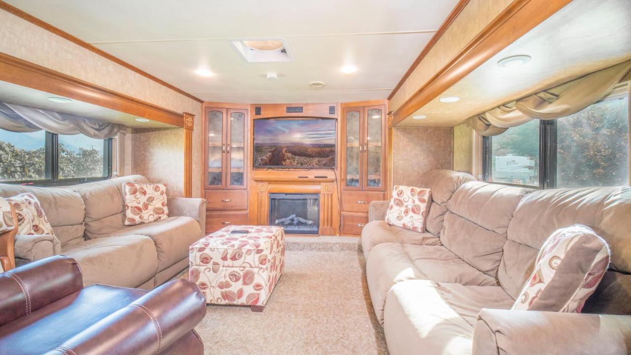 Outdoor Glamping Large 5Th Wheel Setup Ok4A Moab Exterior photo